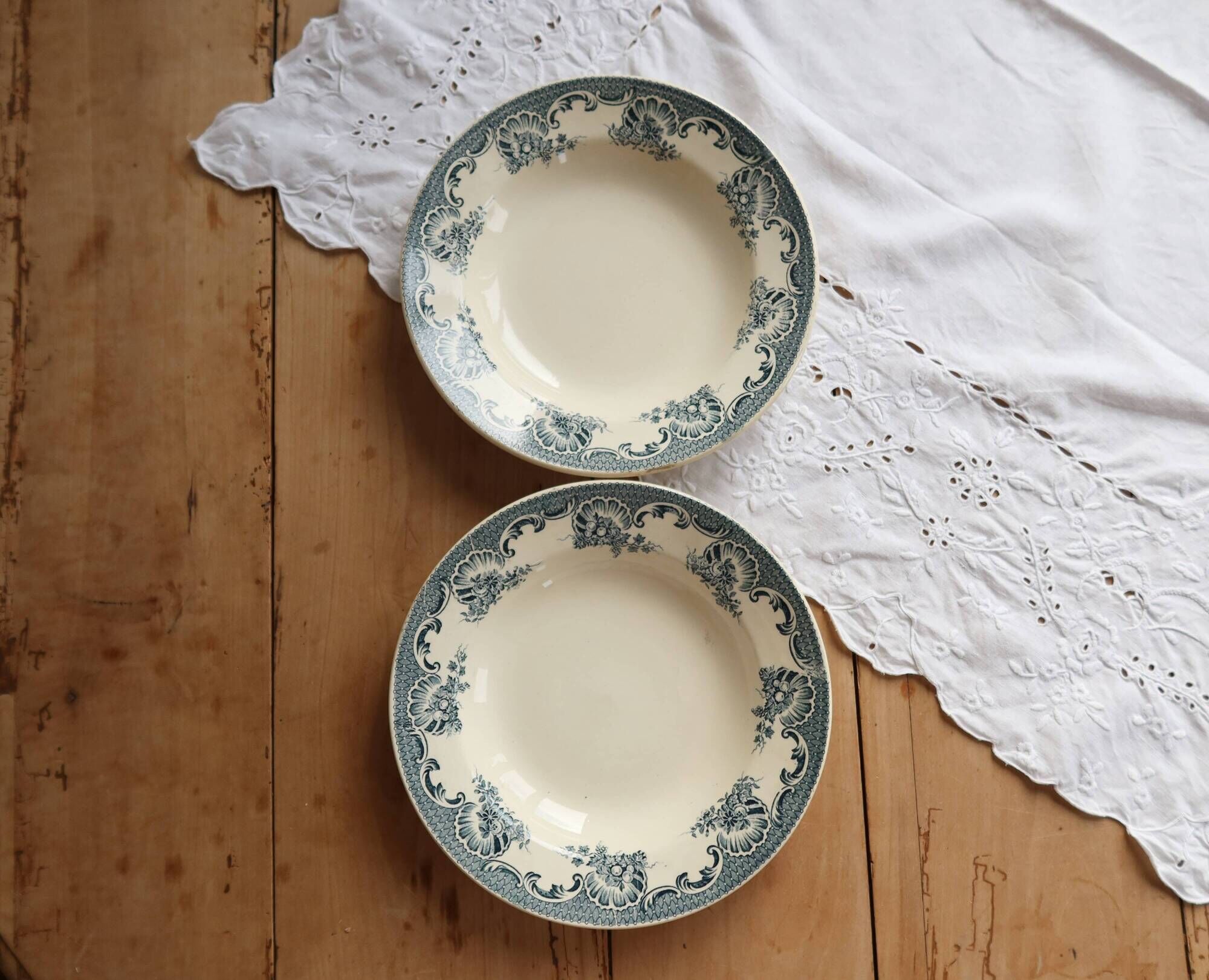 Vintage hollow plate Lavallière - Moulin des Loups - Floral rim