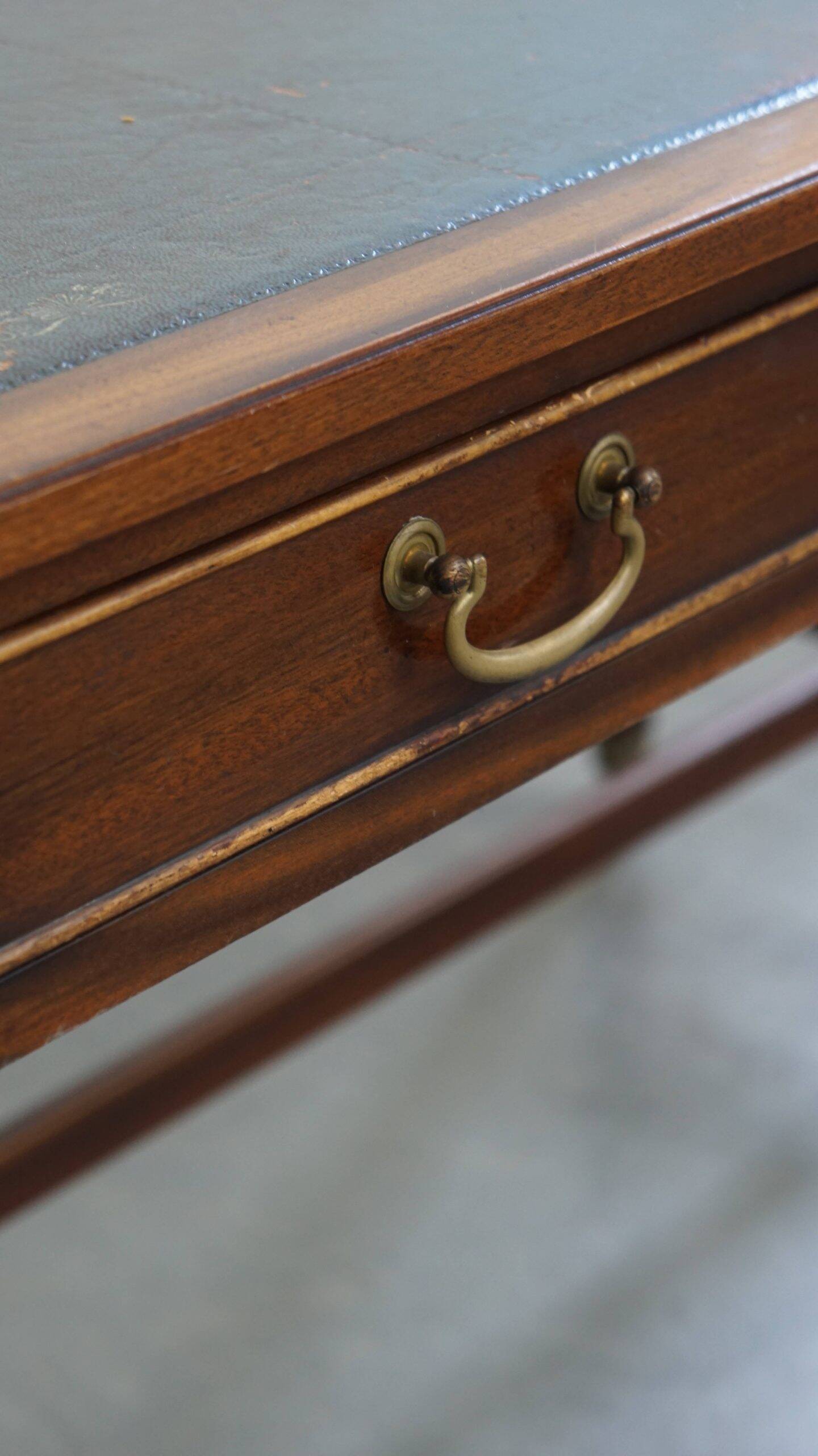 Bureau et chaise de bureau Chesterfield en cuir de vachette bleu