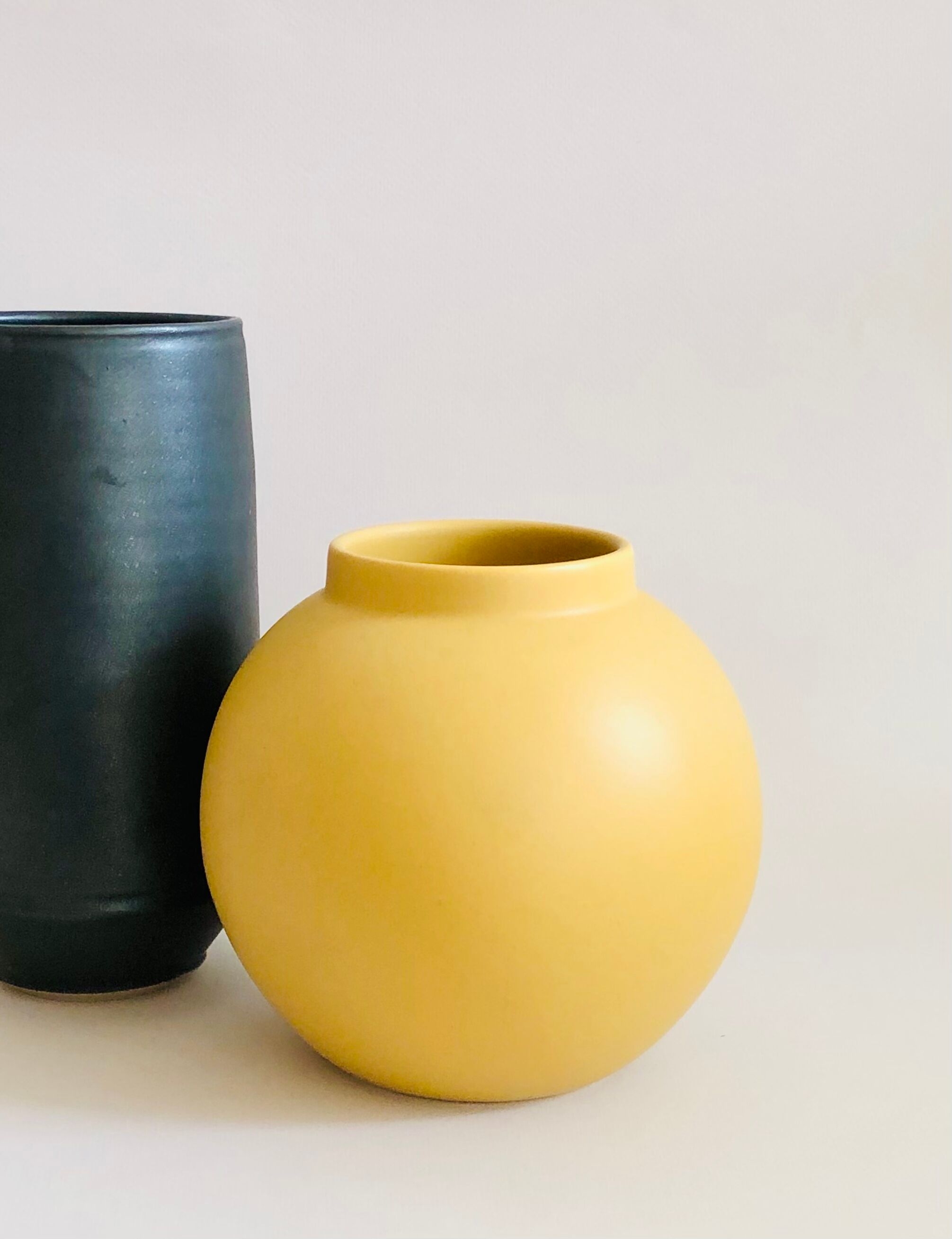 Vintage ball vase in matt ceramic H14cm