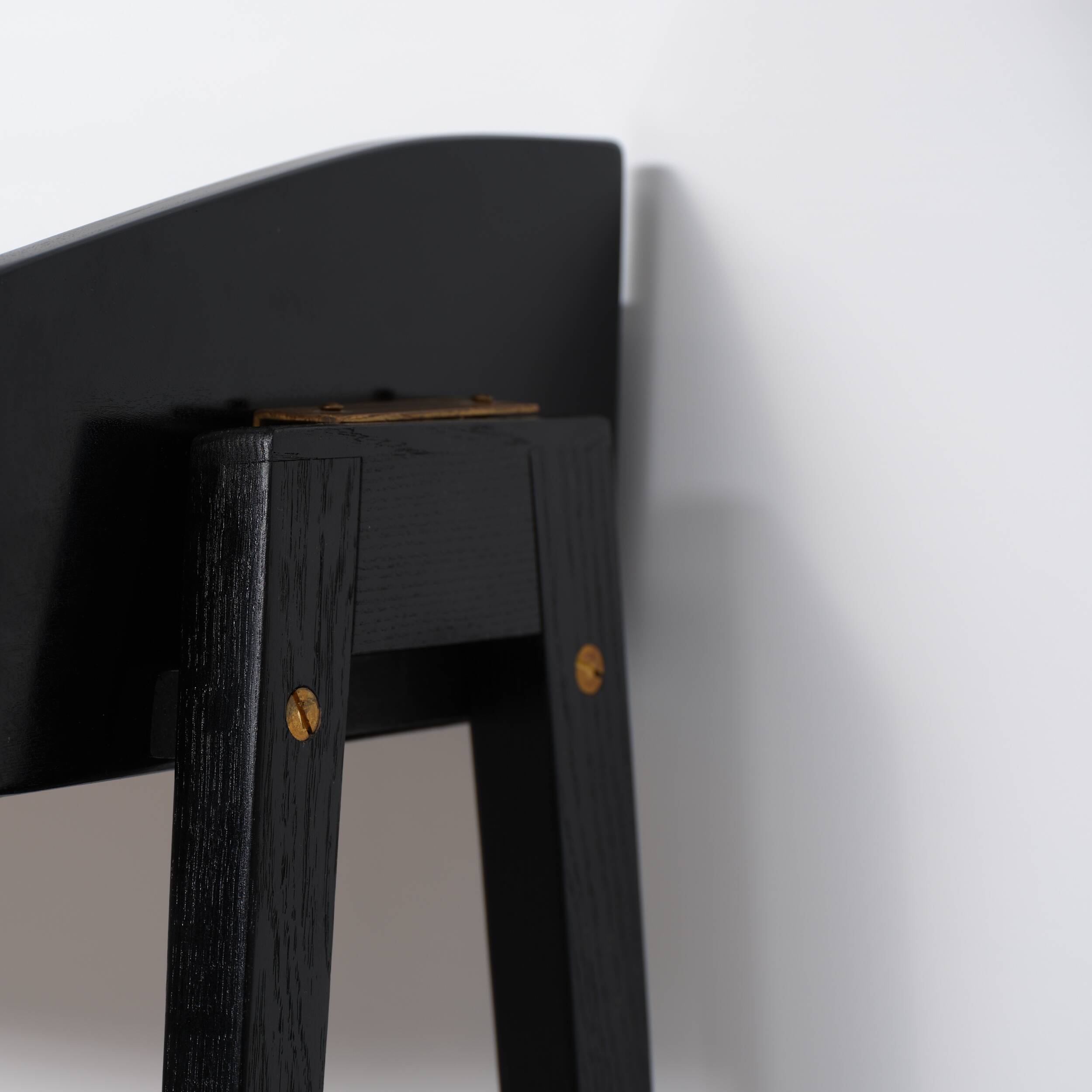 Console italienne en bois laqué noir des années 1950 avec façade de tiroir en laiton