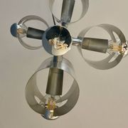 Lampe design en métal avec quatre ampoules argentées