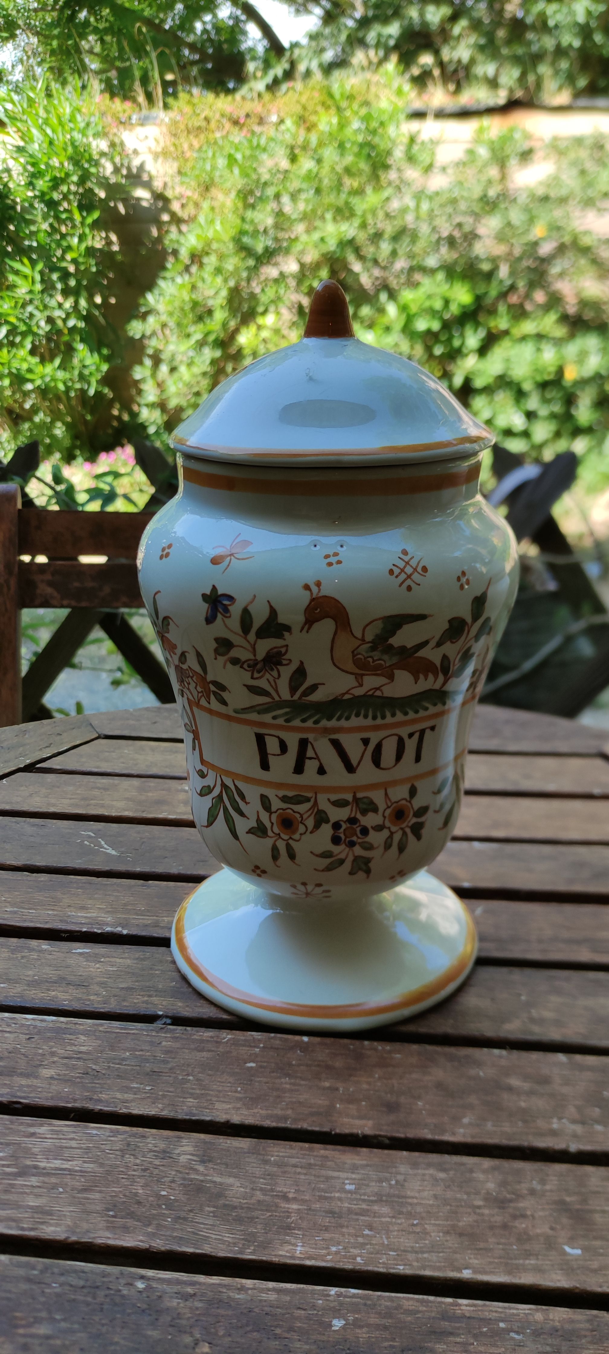 Pot apothecary poppy of the house moustiers