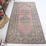 Tapis turc en laine rose poussiéreux