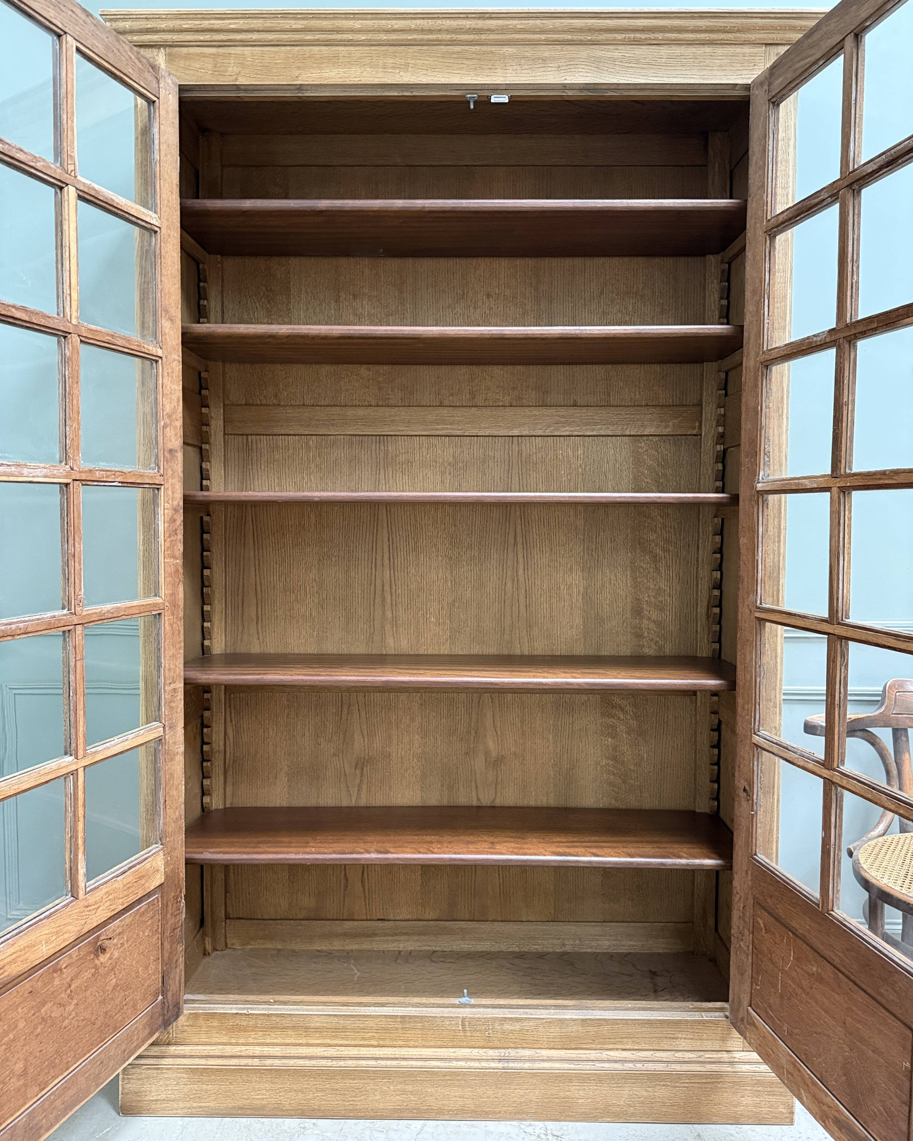 Large vintage display cabinet in solid oak (renovated)