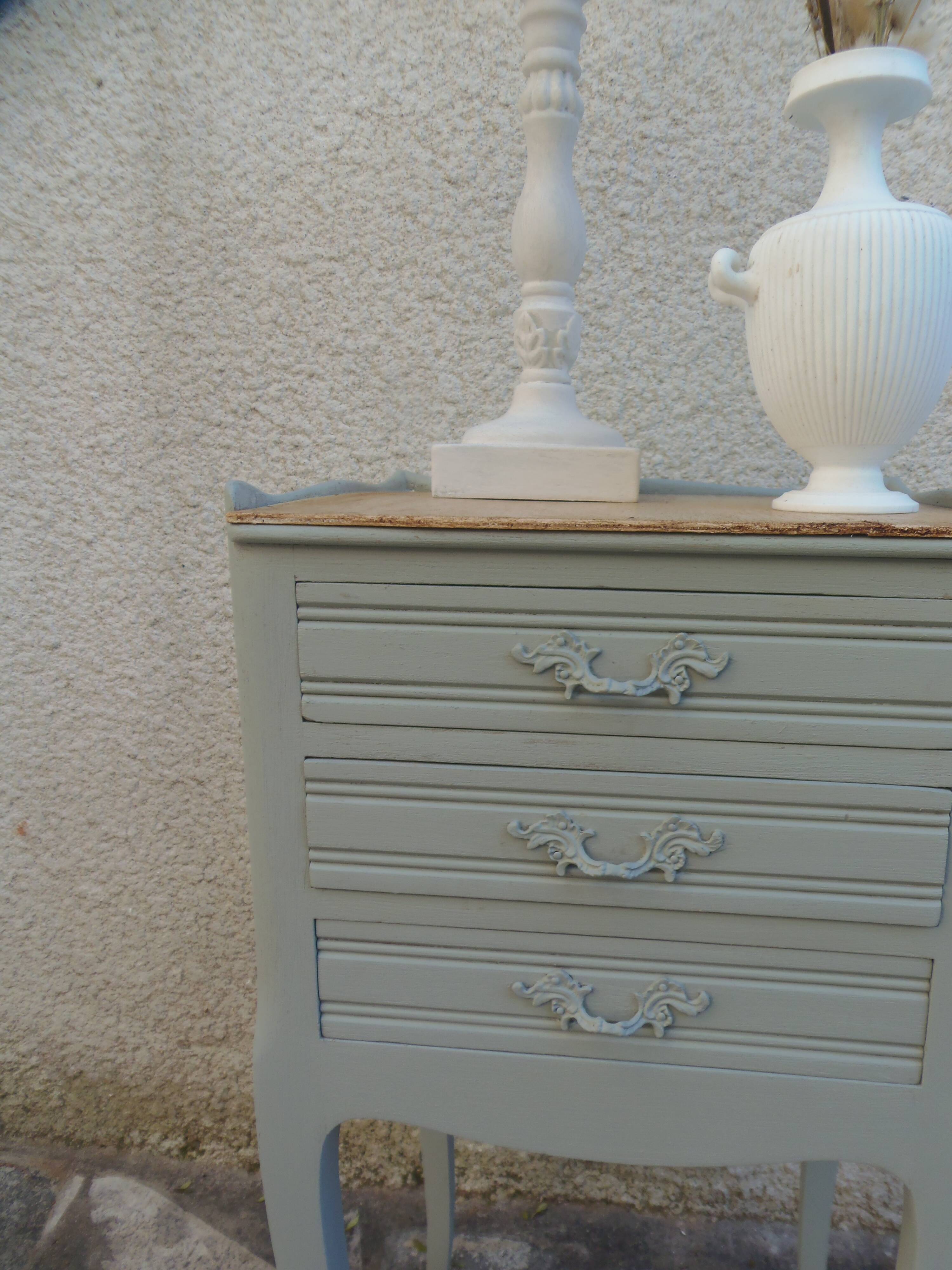 Chevet style Louis XV de belle facture réenchanté en vert de gris.