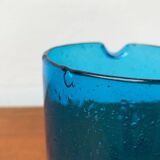 Broc en verre bleu fait main du milieu du siècle, années 1960