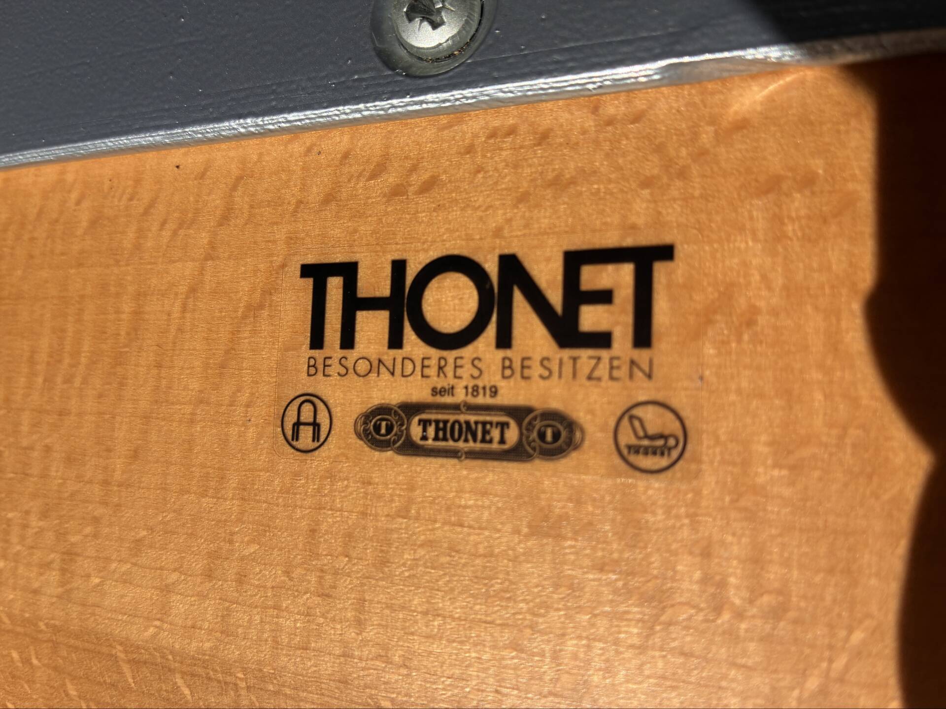 Thonet s1047 round dining table