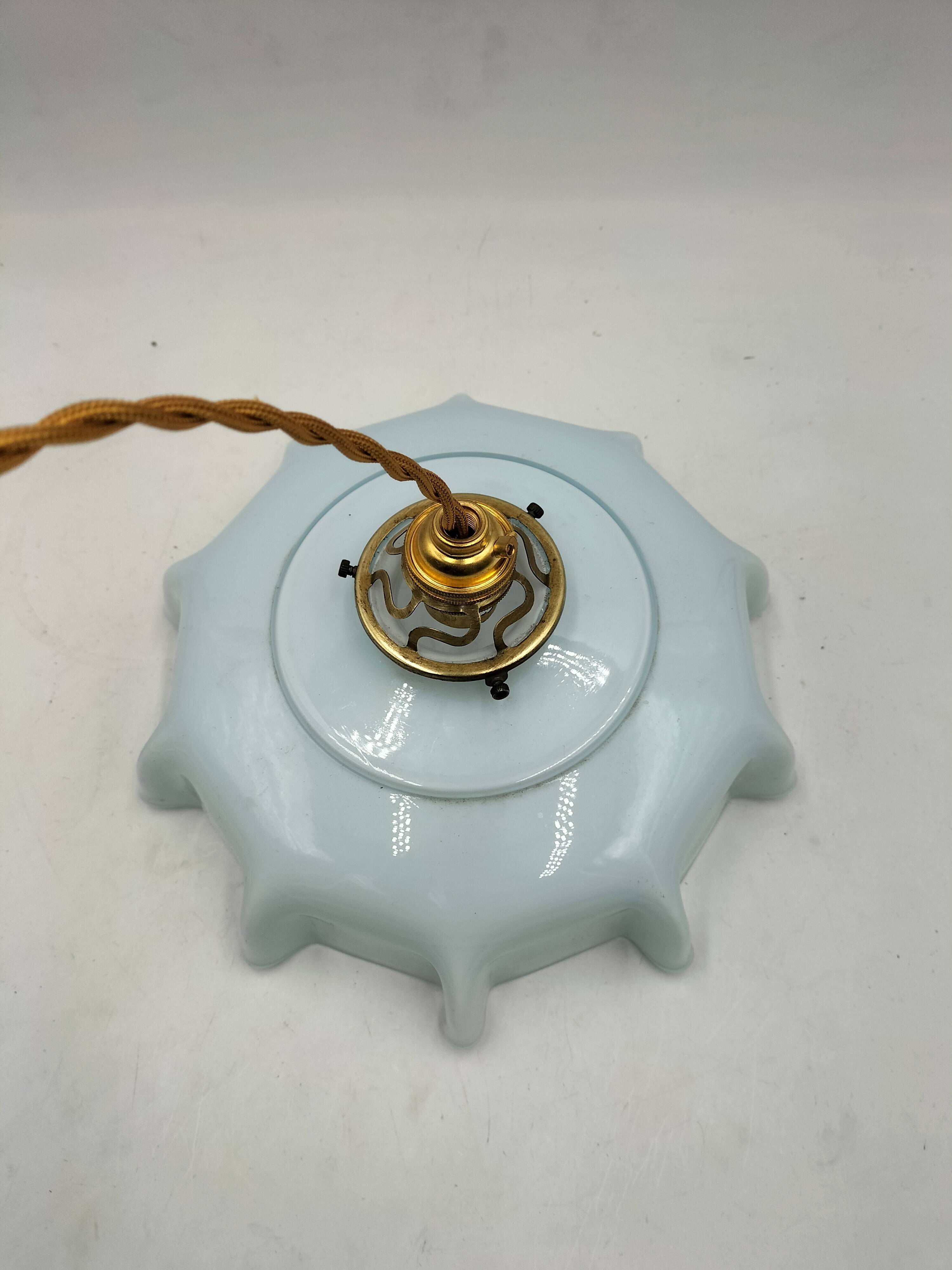 Blue opaline suspension