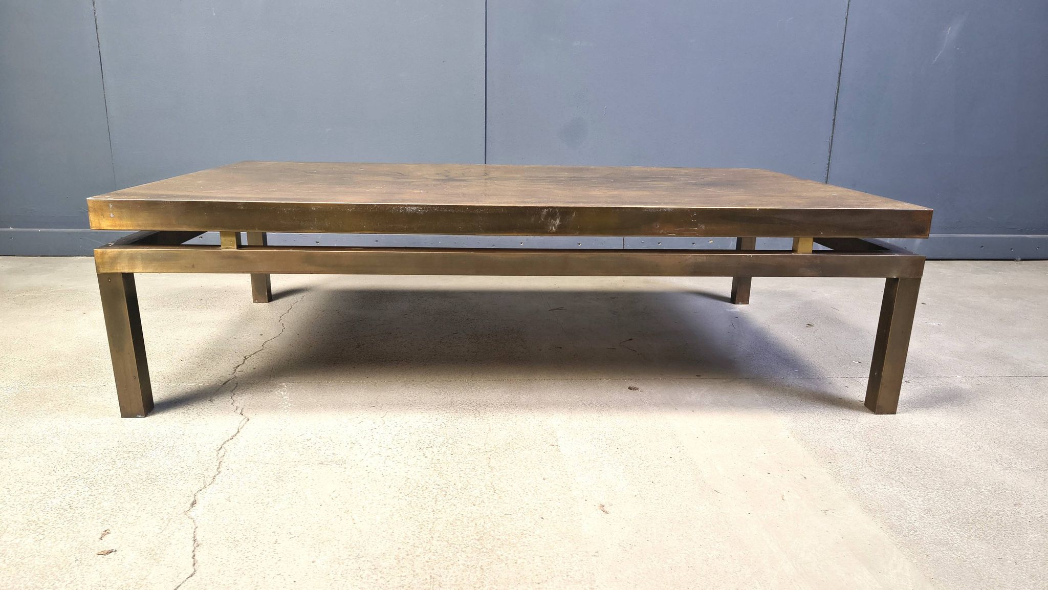 Table basse en laiton gravé vintage signée par Willy Daro, années 1970.