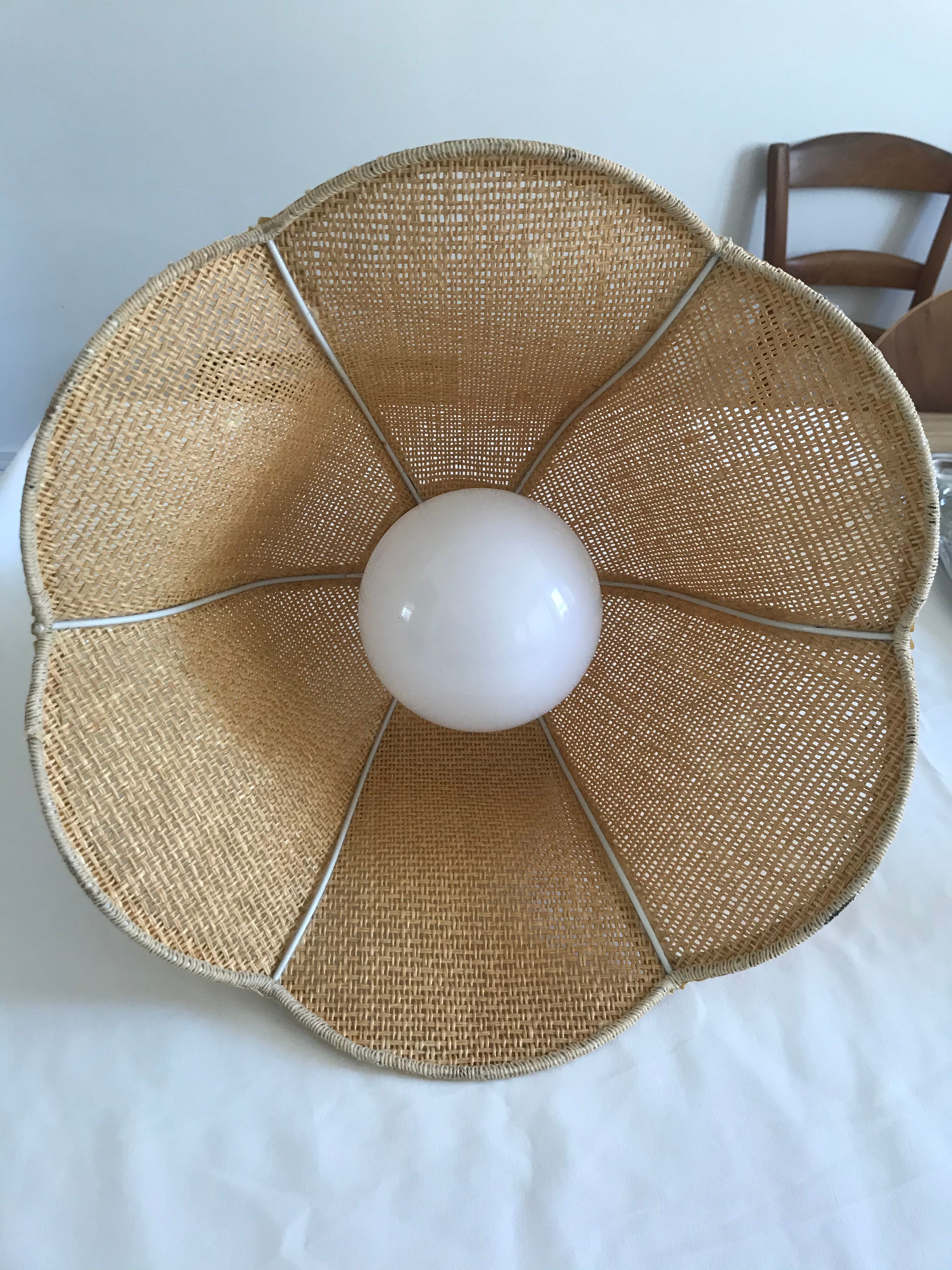 Suspension en forme de cloche florale