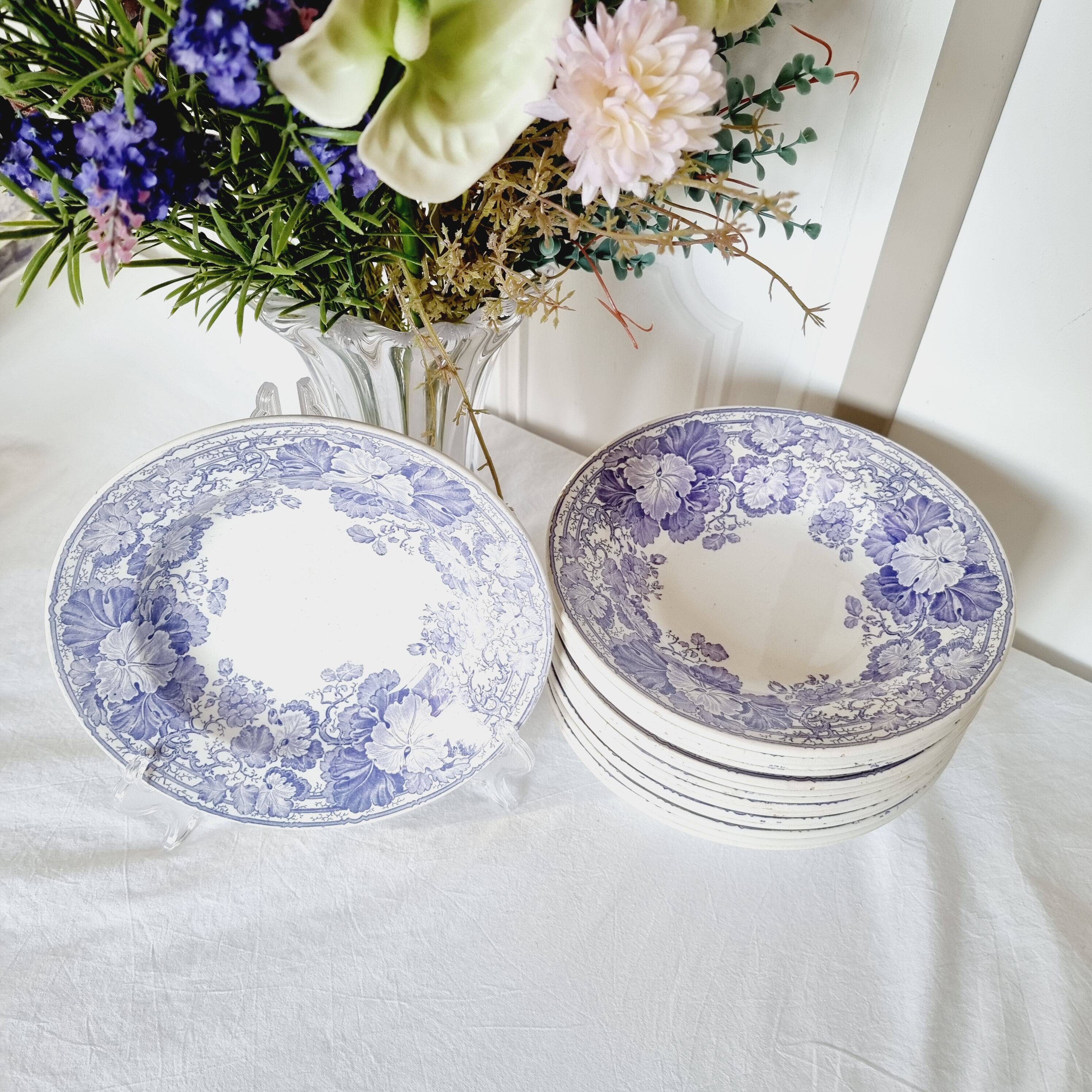 6 assiettes creuses en terre de fer violette, Sarreguemines U&C service "Géranium", 19ème siècle