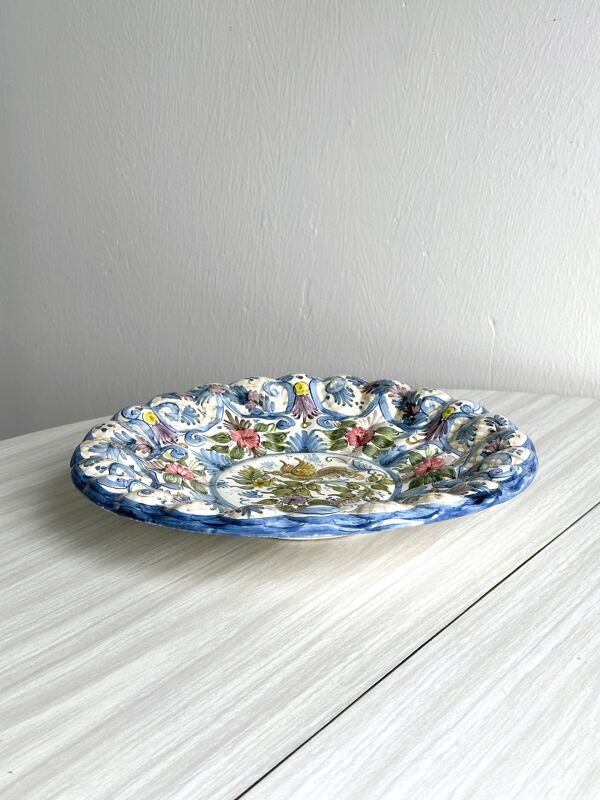 Plat décoratif peint à la main avec motifs floraux