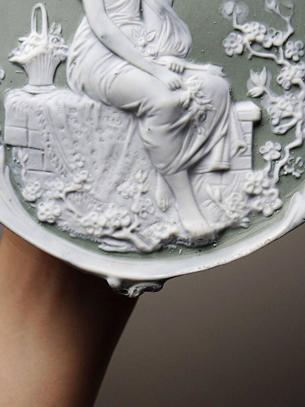 Médaillon mural rococo ancien en biscuit bichrome Jasperware