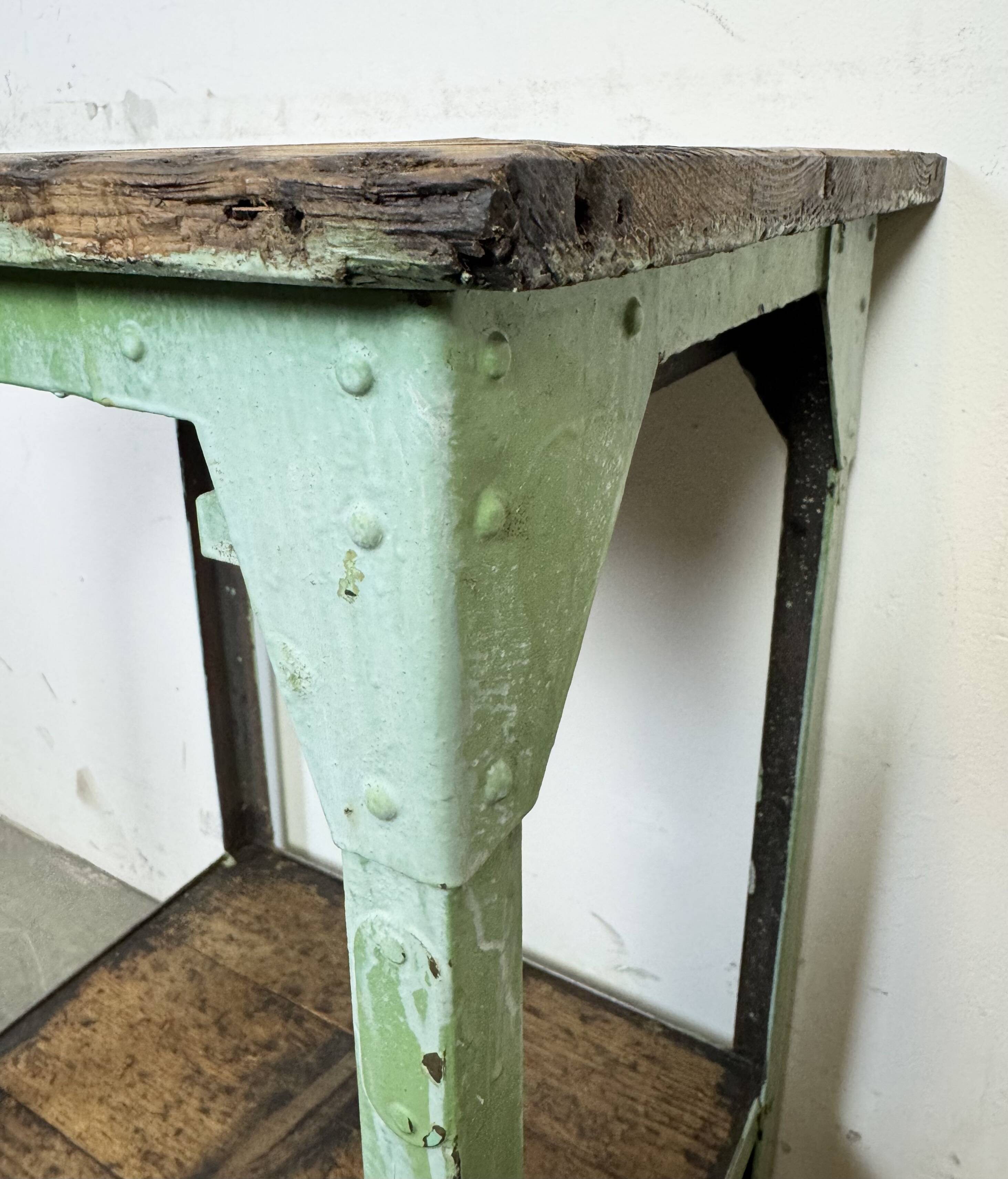 Table industrielle en fer vert, années 1950