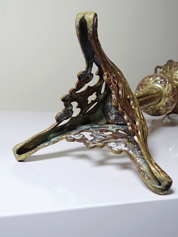 Grande paire de piques-cierges anciens en bronze doré, style gothique XIXe