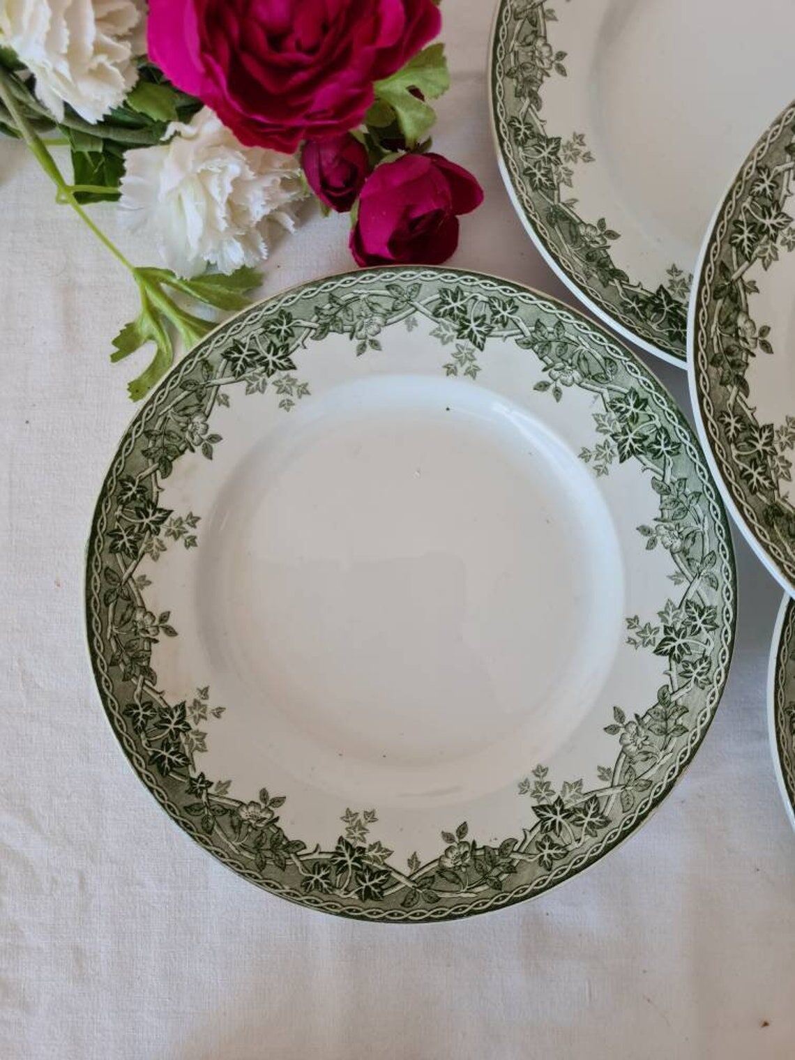 Lot de 5 assiettes plates anciennes en terre de fer modèle Estival de la manufacture française de Saint Amand