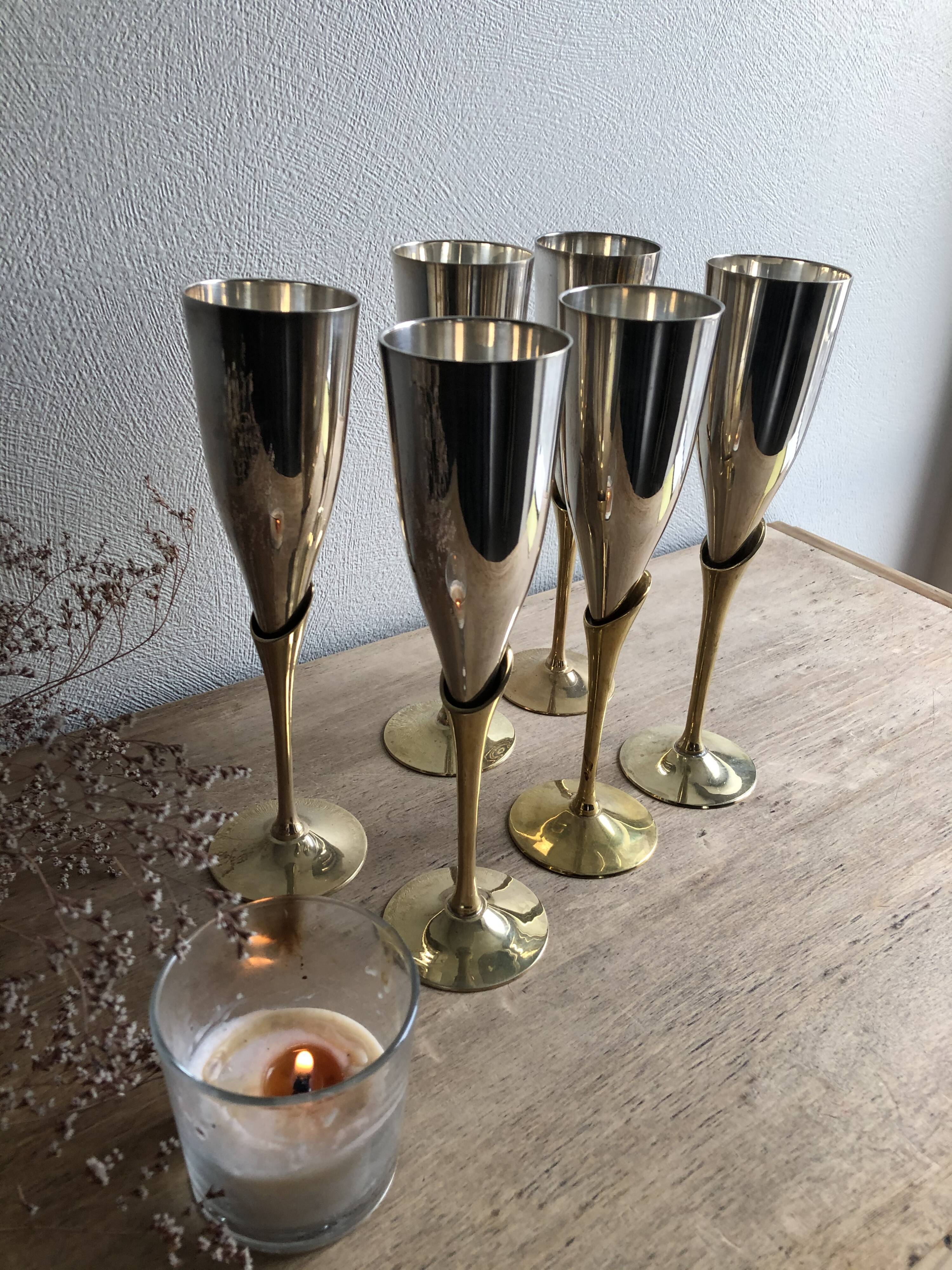6 flûtes à champagne en laiton doré