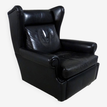 Fauteuil à oreilles en cuir noir sur roulettes années 1960