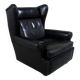 Fauteuil à oreilles en cuir noir sur roulettes années 1960