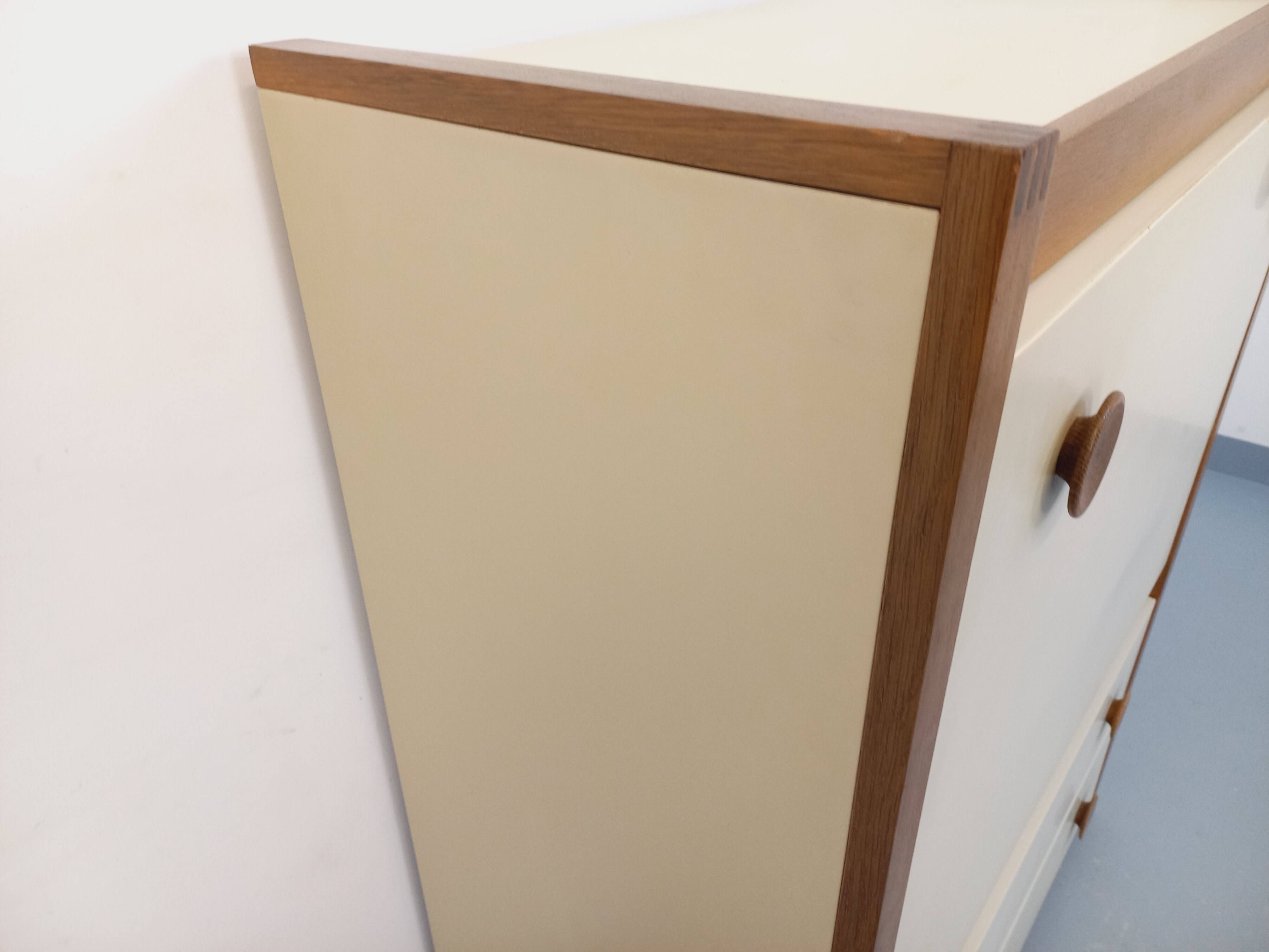 Secrétaire meuble de rangement vintage en bois de chêne et mélaminé blanc
