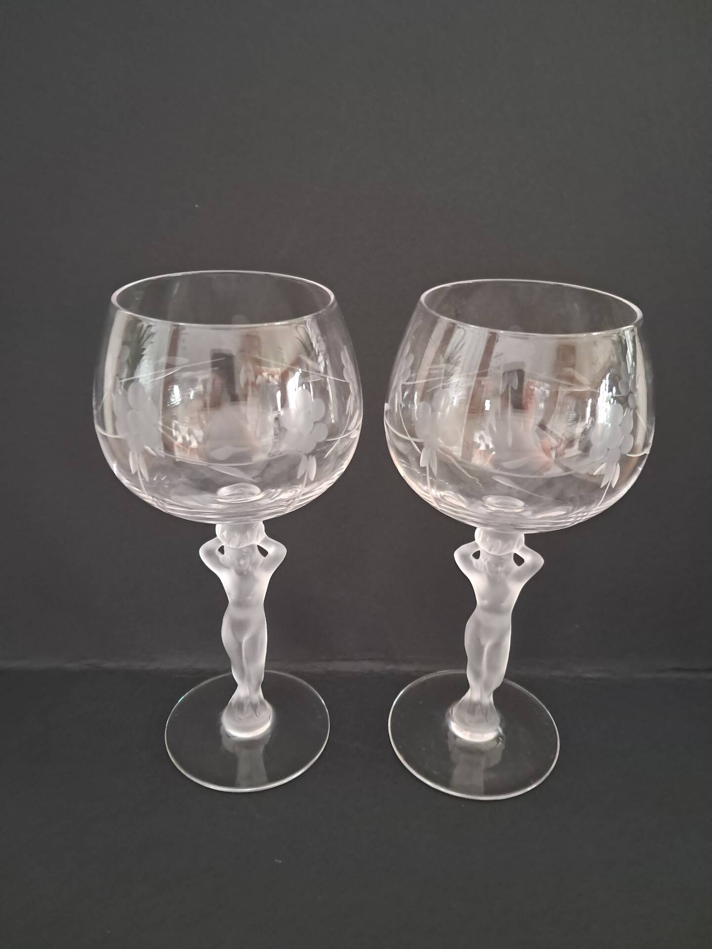 Two Bayel crystal wine glasses Bacchus Venus.
