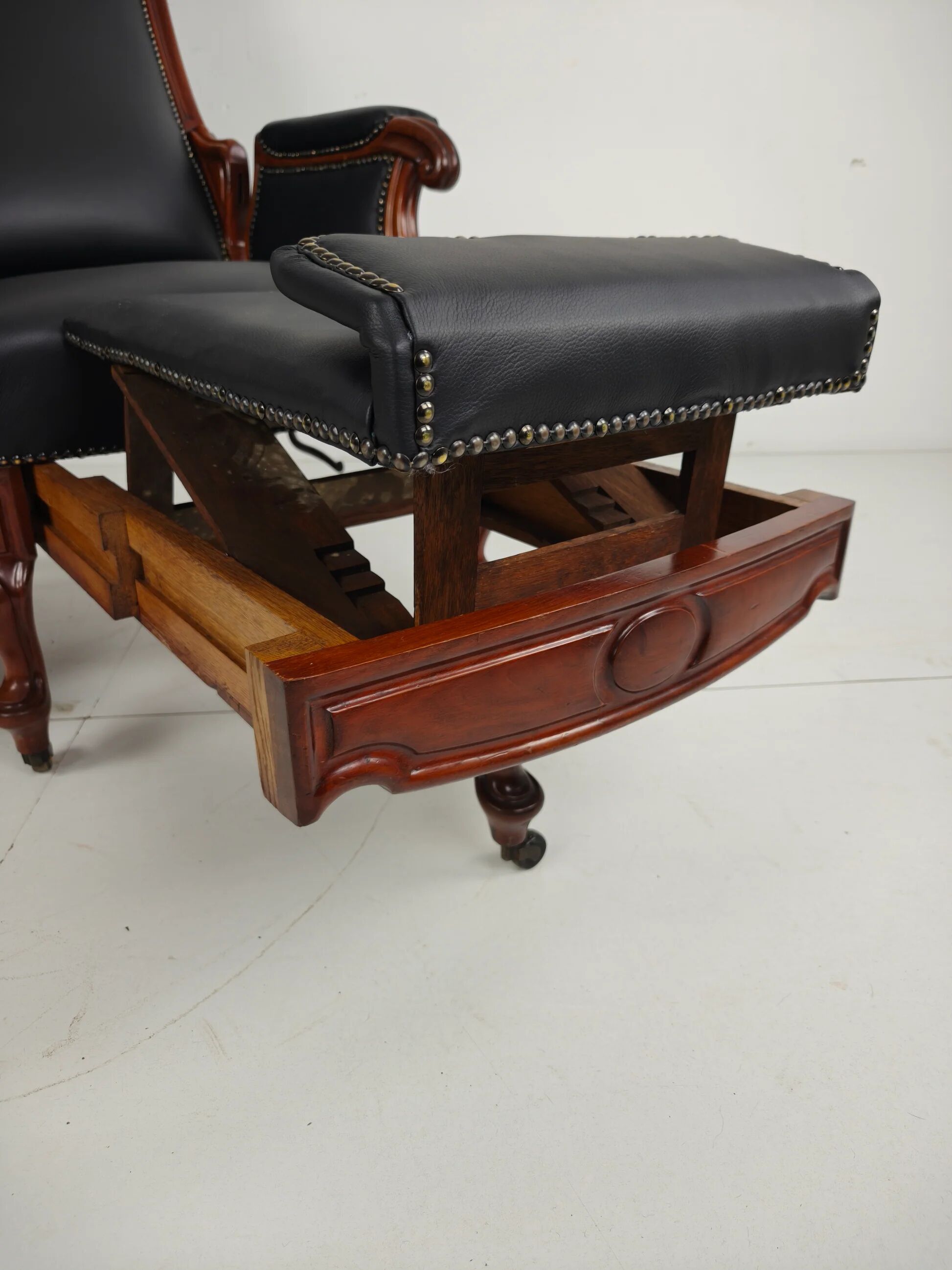 Fauteuil de bibliothèque ancien du XIXe siècle par Horrix – cuir noir