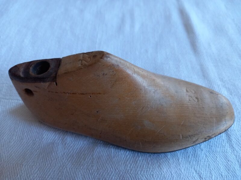 Pair of 2 children's shoe trees, handmade work, light wood, size 22