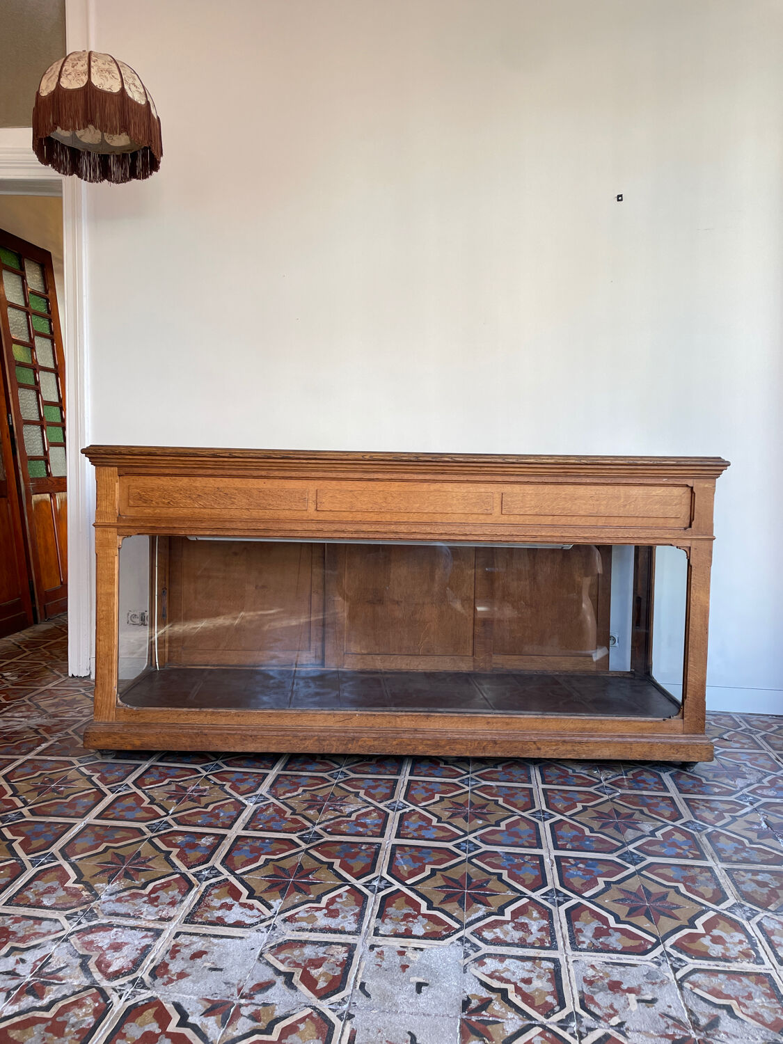 Comptoir d'exposition d'antiquités