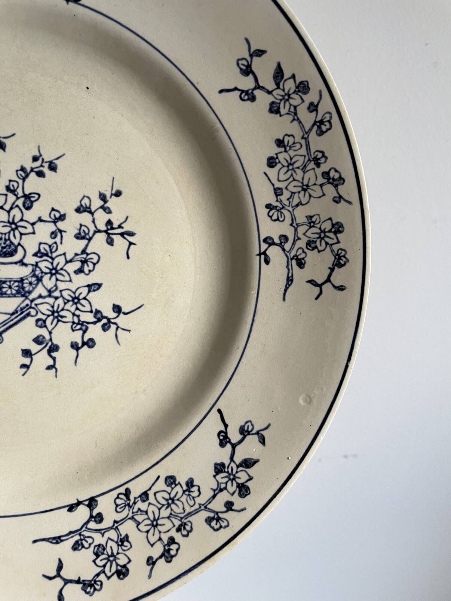 Set of numbered Terre de Fer St Amand plates (4 hollow and a flat plate)