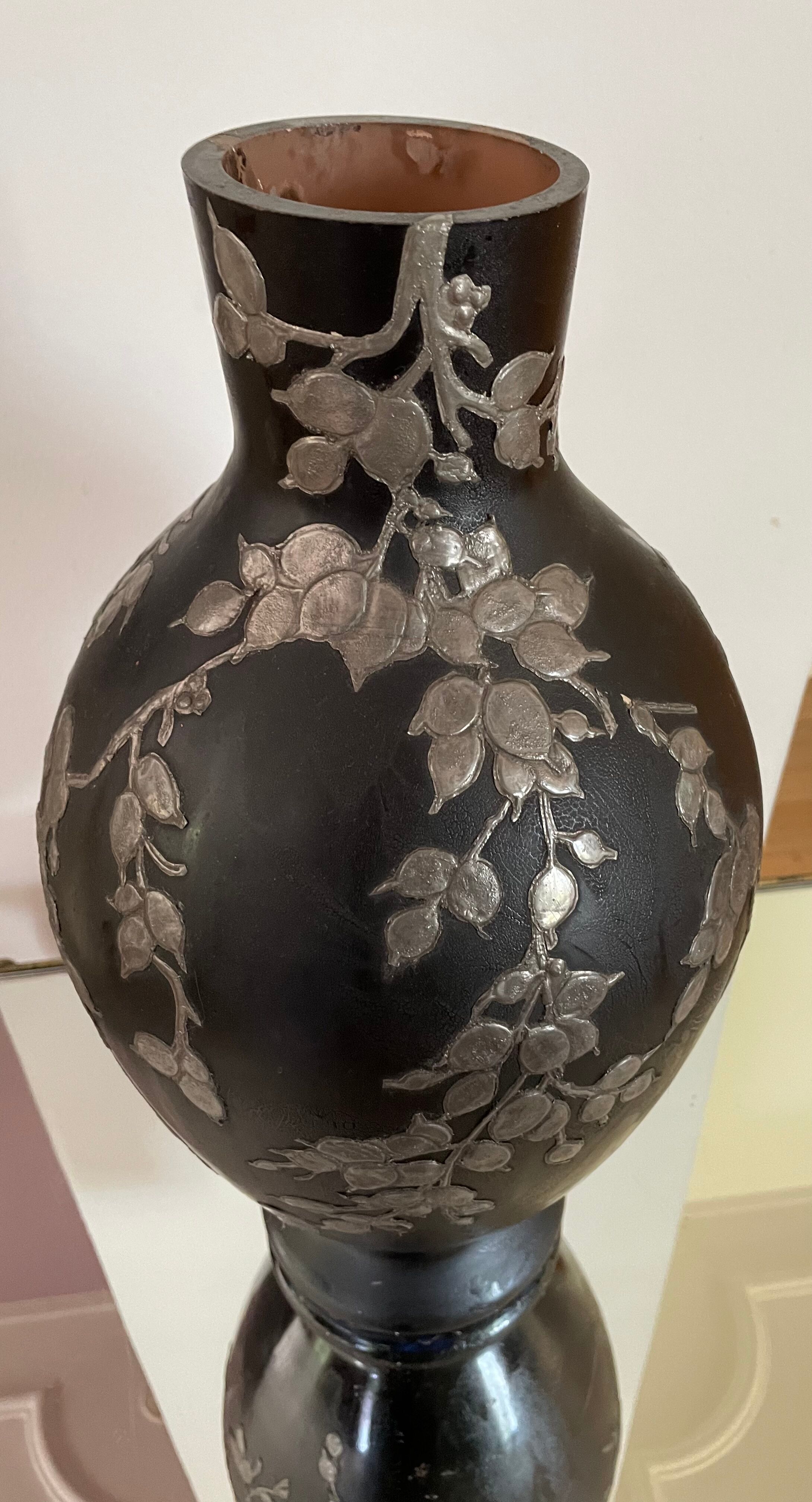 Vase vintage  en verre noir et étain
