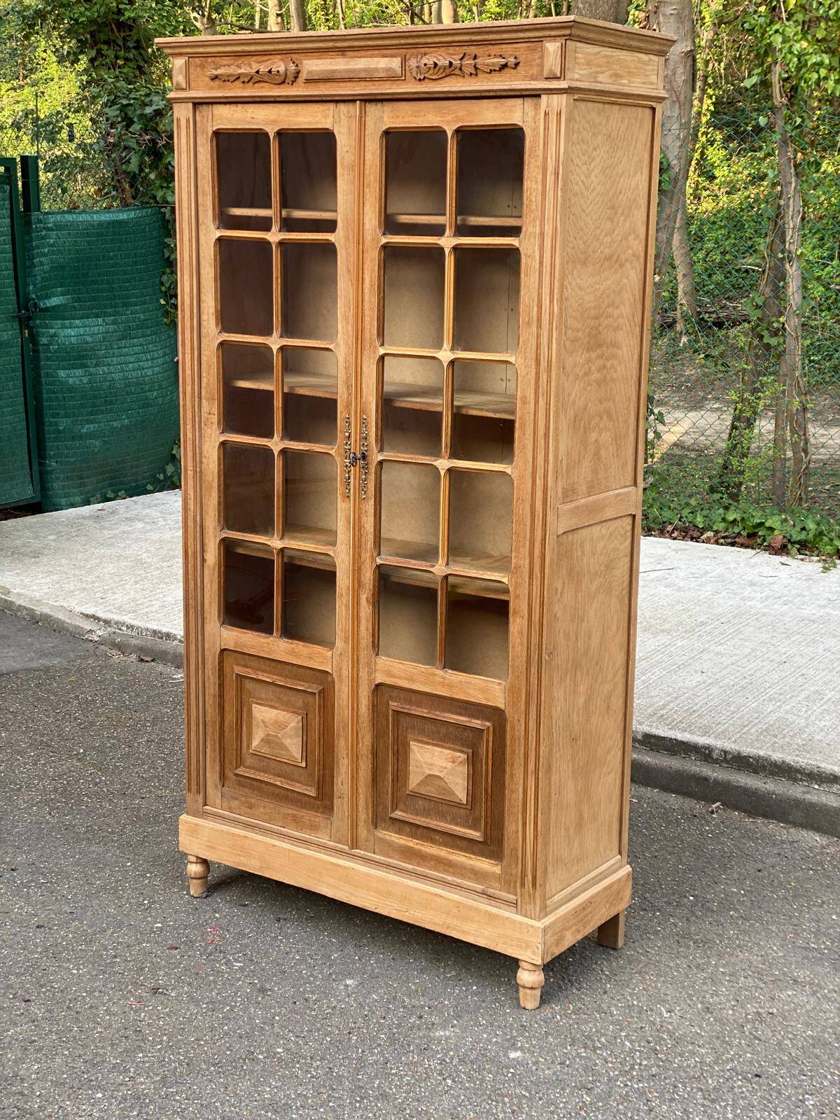 Parisian Art Deco display cabinet from 1950, renovated in raw solid oak, 101cm.
