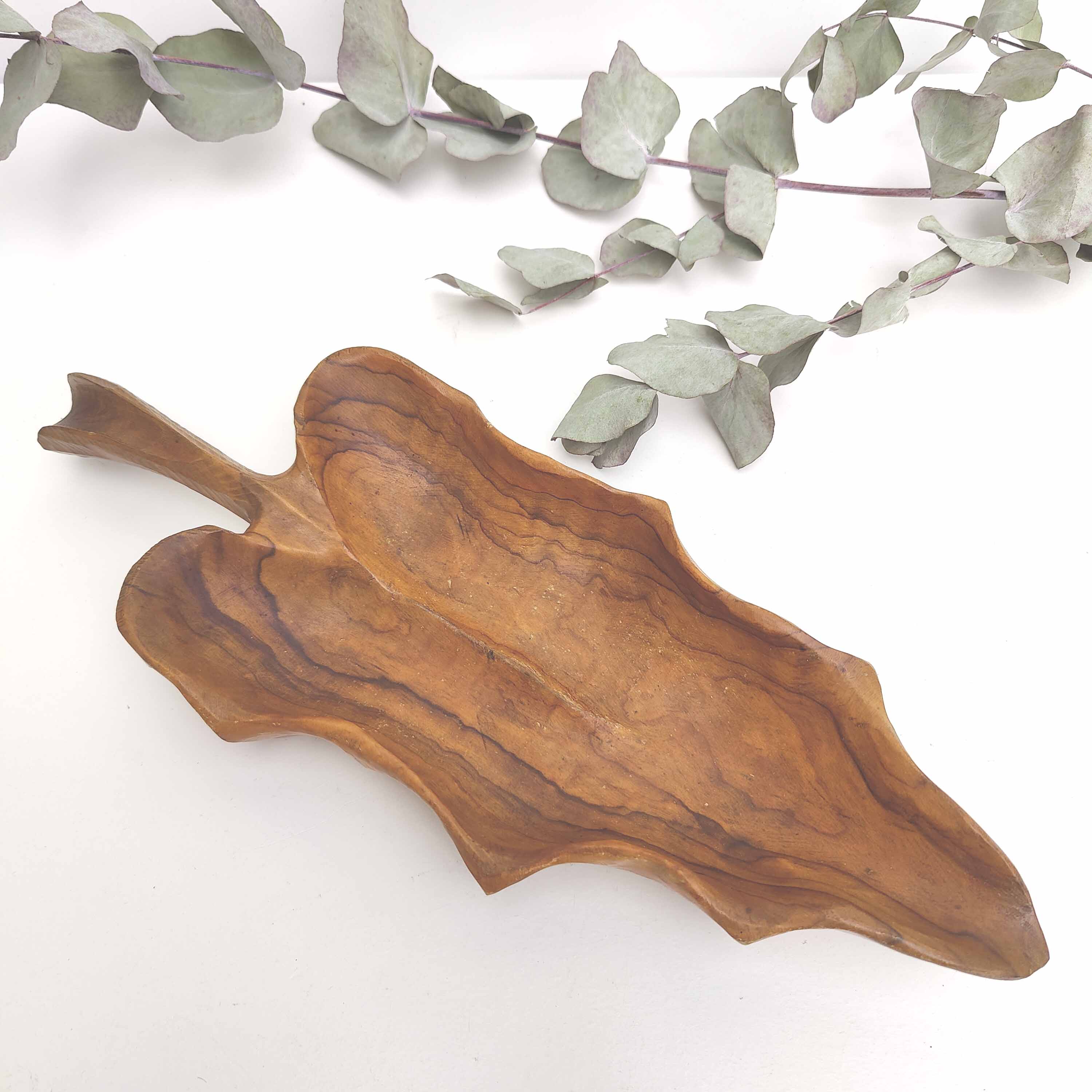 Top basket in vintage wood leaf shape