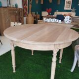 Round table with extensions