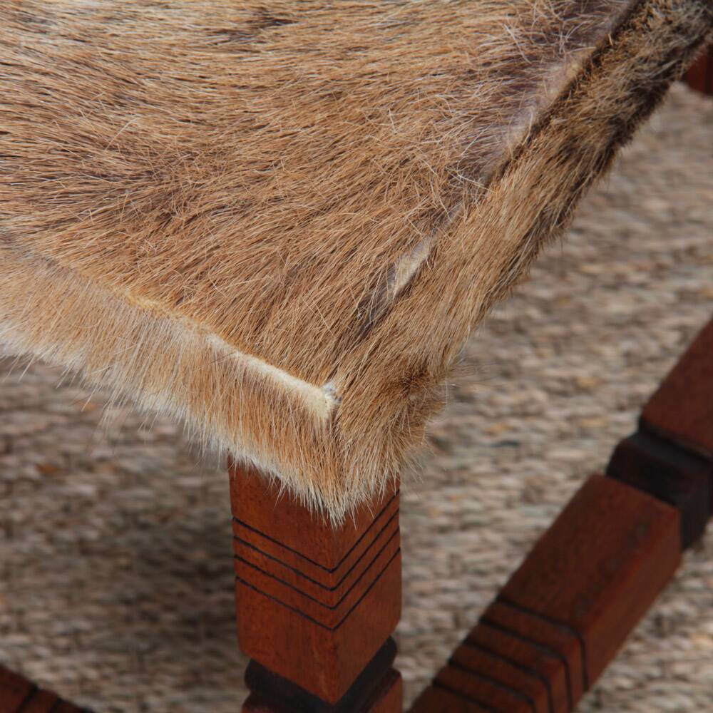 Tabouret en bois massif et peau, travail du XXe siècle