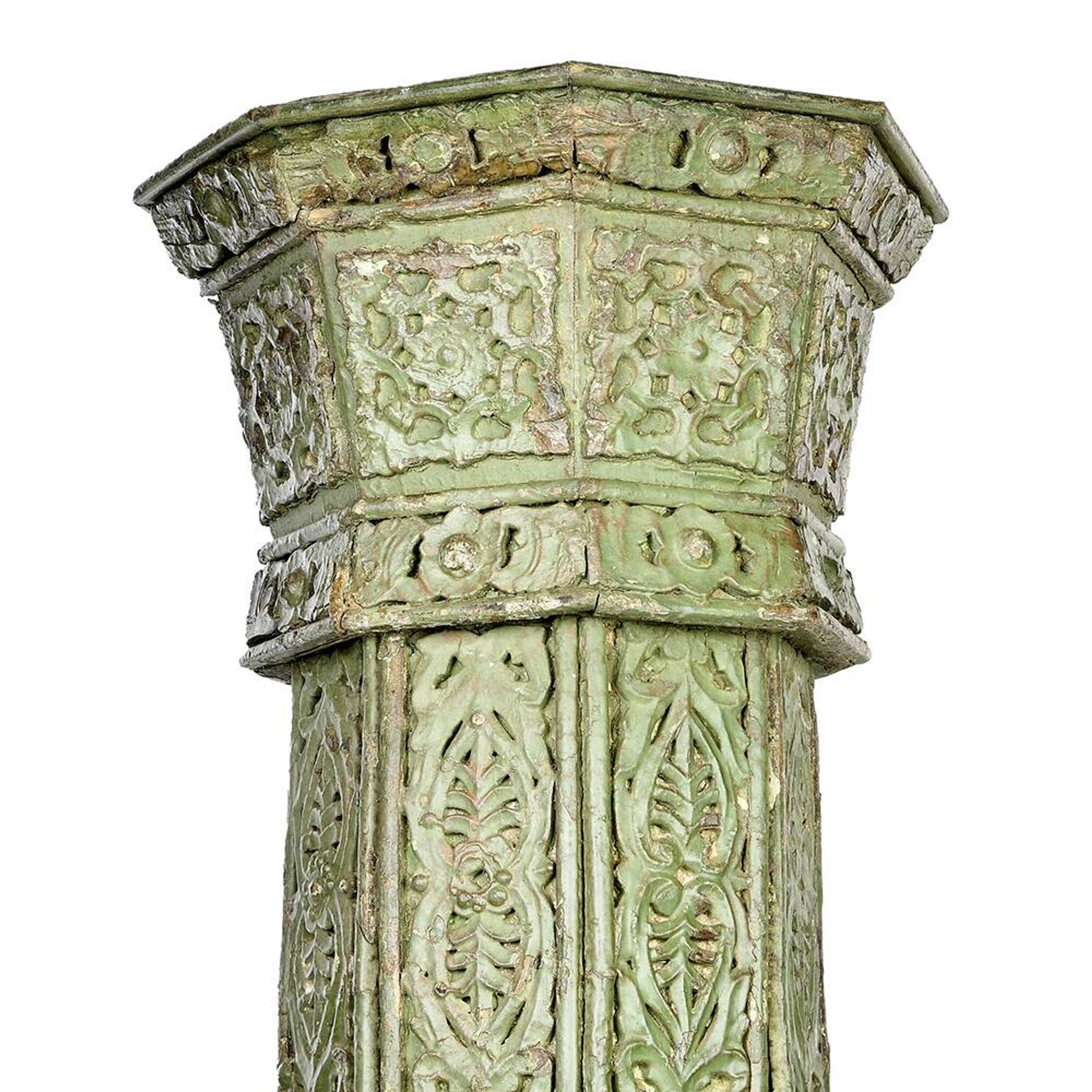 Grandes colonnes en bois sculpté