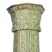 Grandes colonnes en bois sculpté