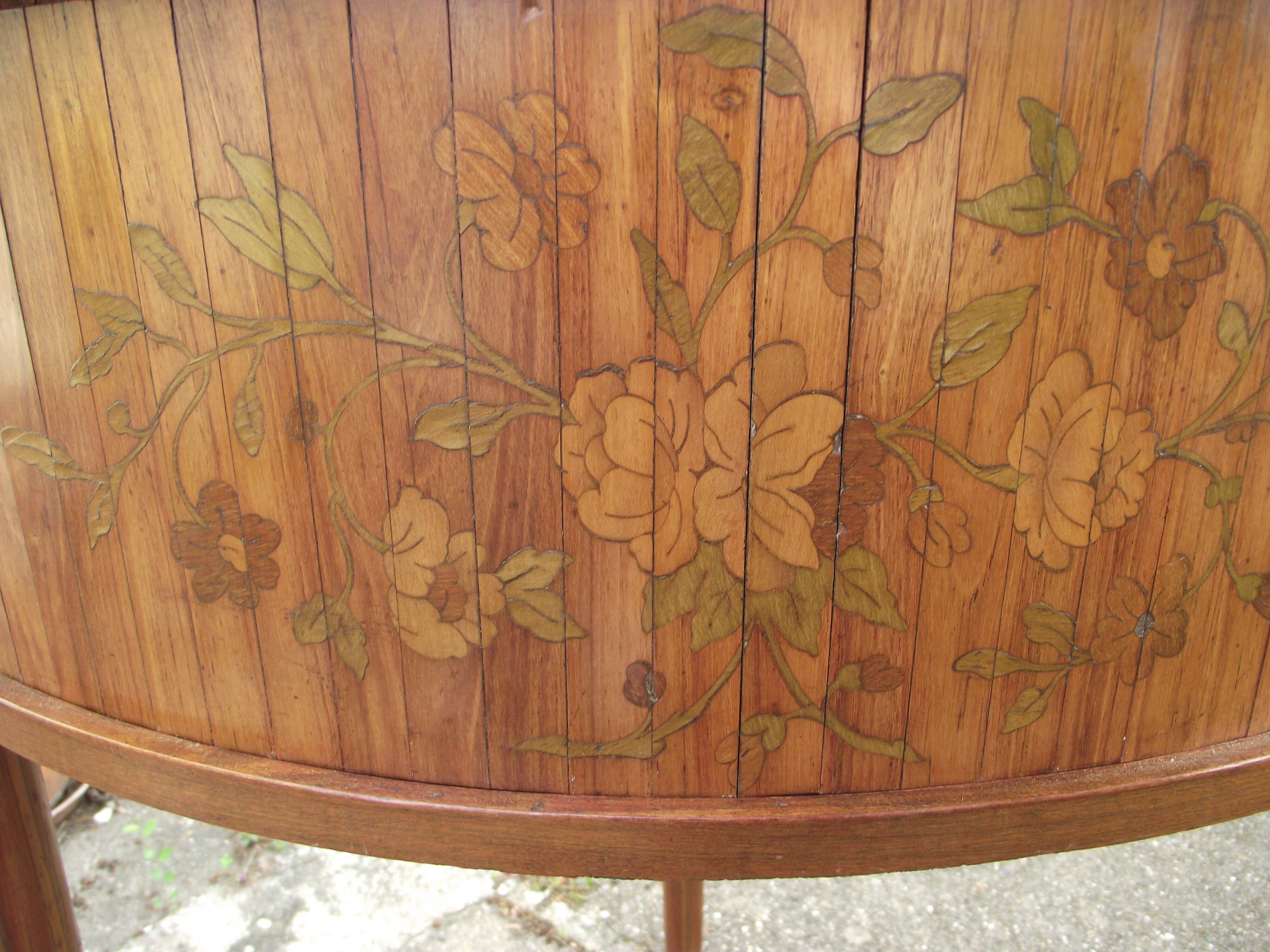 Console d'angle de style Louis XV marquetée début XXème