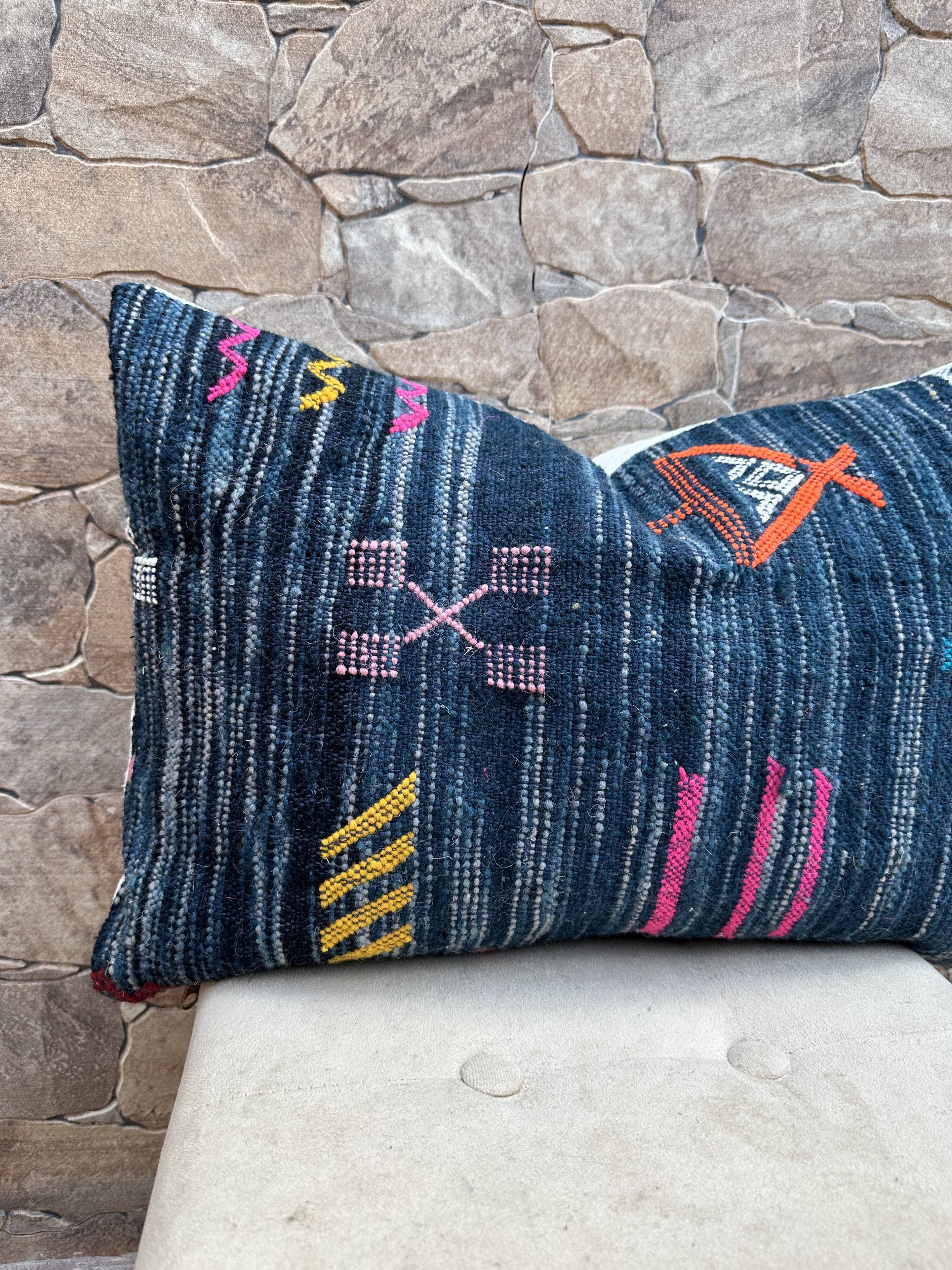 Handmade Moroccan Kilim cushion cover: Bohemian decorative cushion