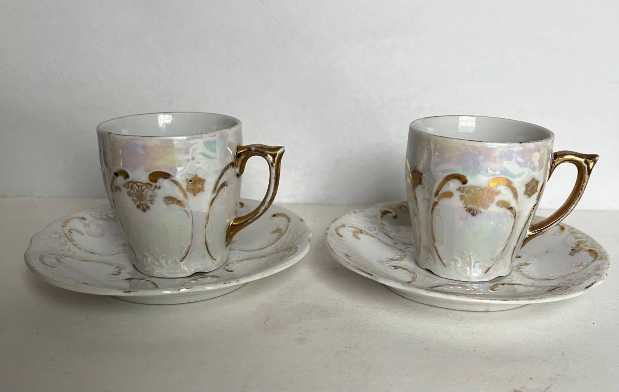 Paire de tasses en porcelaine