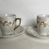Paire de tasses en porcelaine