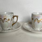 Paire de tasses en porcelaine