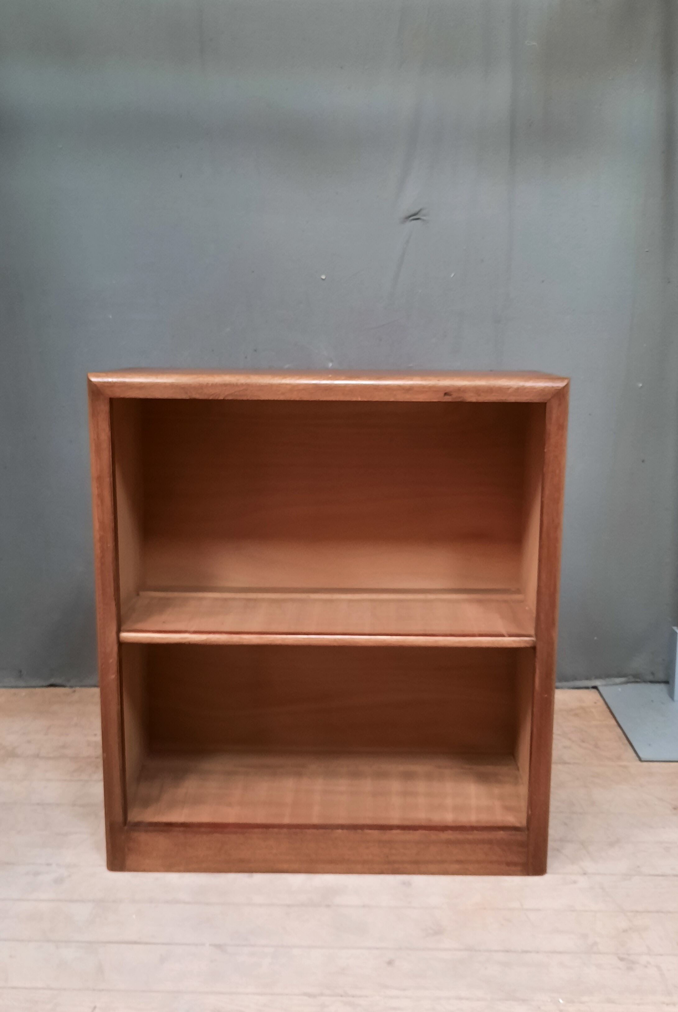 Floor on feet from the 1930s