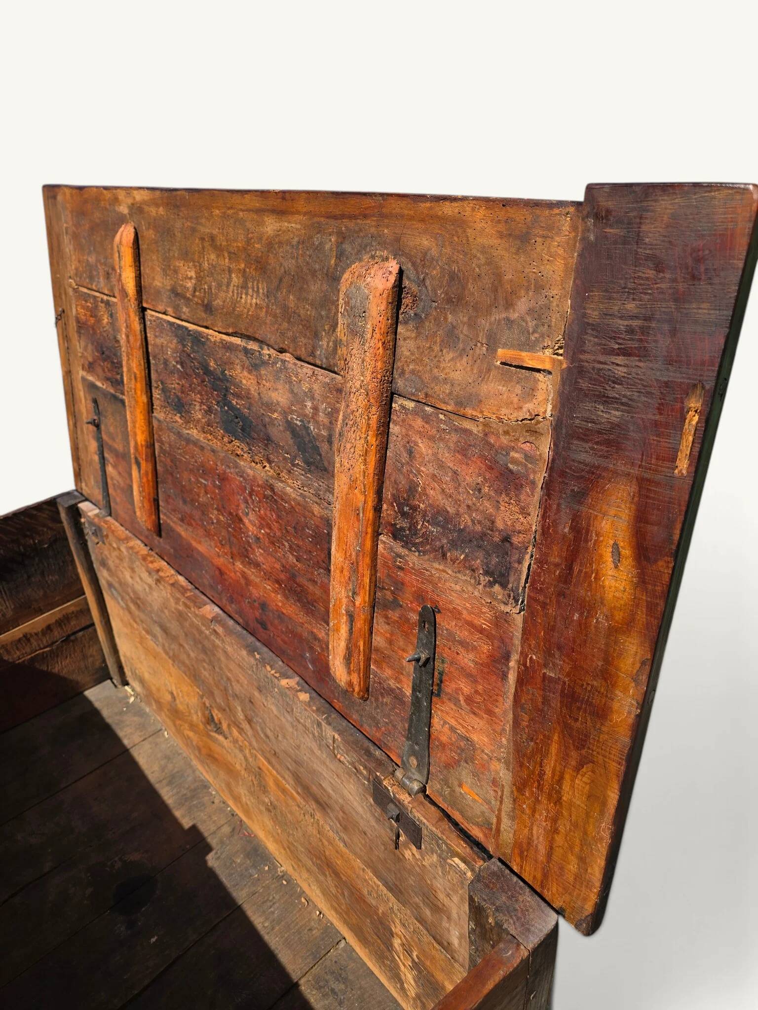 Grand coffre ancien rustique bois massif XIXe siècle