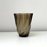 Petit vase en verre torsadé marron fonçé translucide