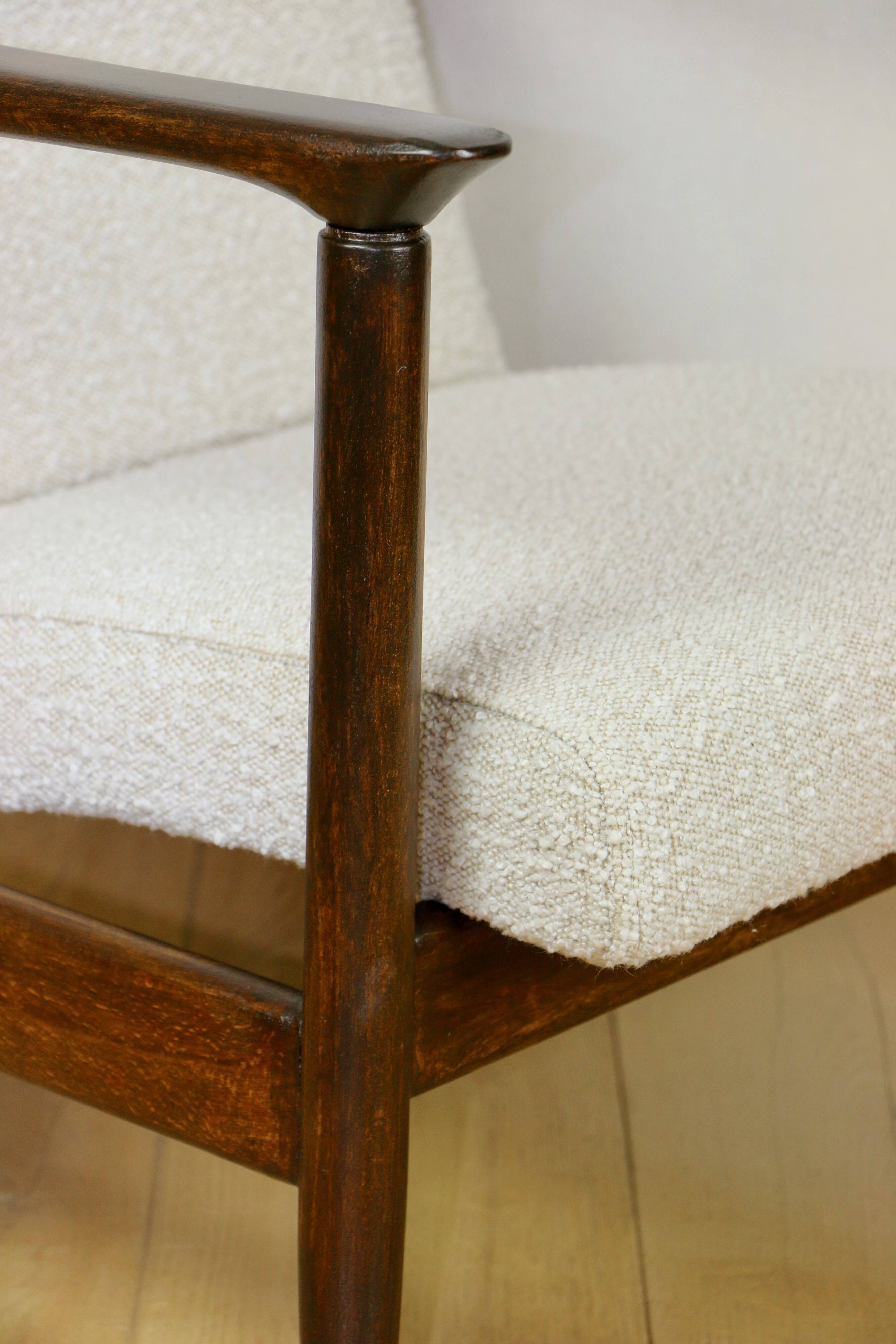 Fauteuil GFM-142, design Edmund Homa des années 70, boucle blanc ivoire - 2 pièces disponibles - bois foncé