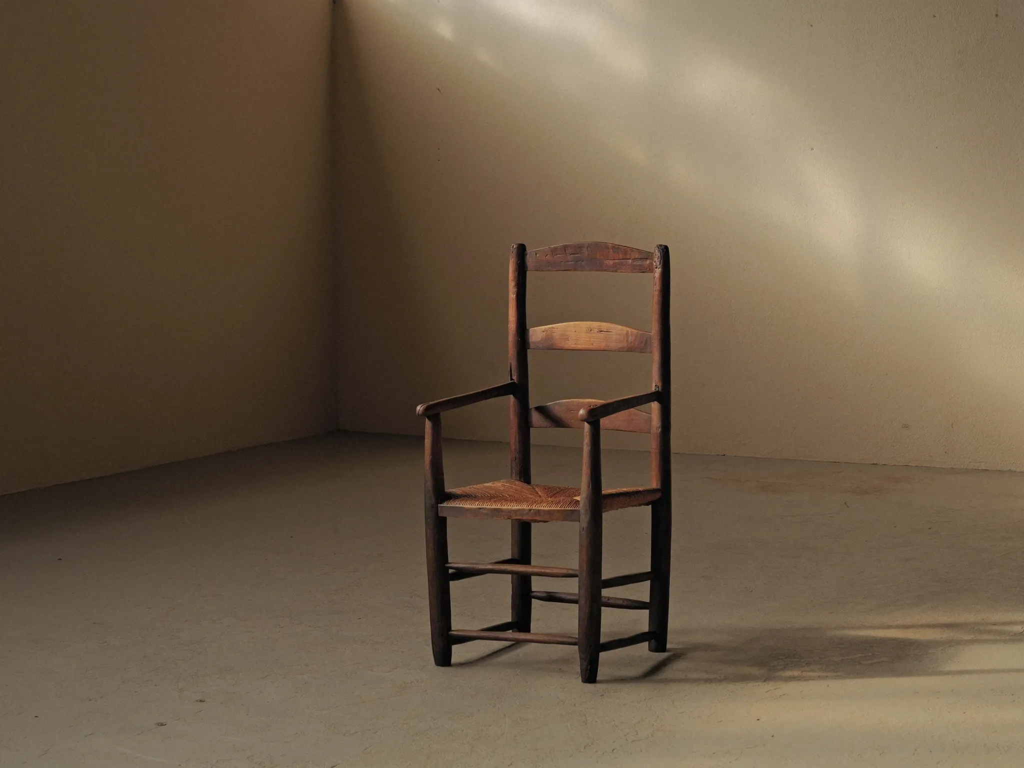 Fauteuil paysan en bois massif et paille, XIXᵉ siècle