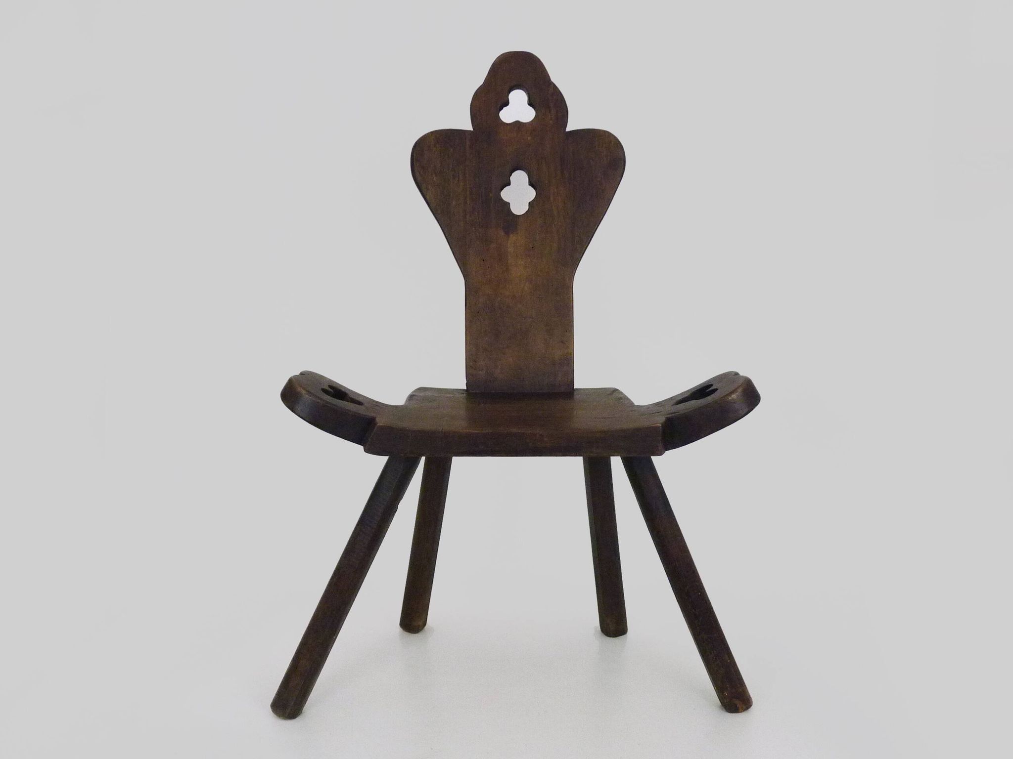Brutalist tripod chair in raw wood. Solid wood chair. 1960s.