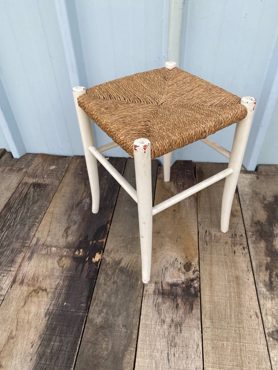 Tabouret Ancien en Bois Blanc + Assise Paille Tressée Vintage