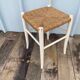 Tabouret Ancien en Bois Blanc + Assise Paille Tressée Vintage