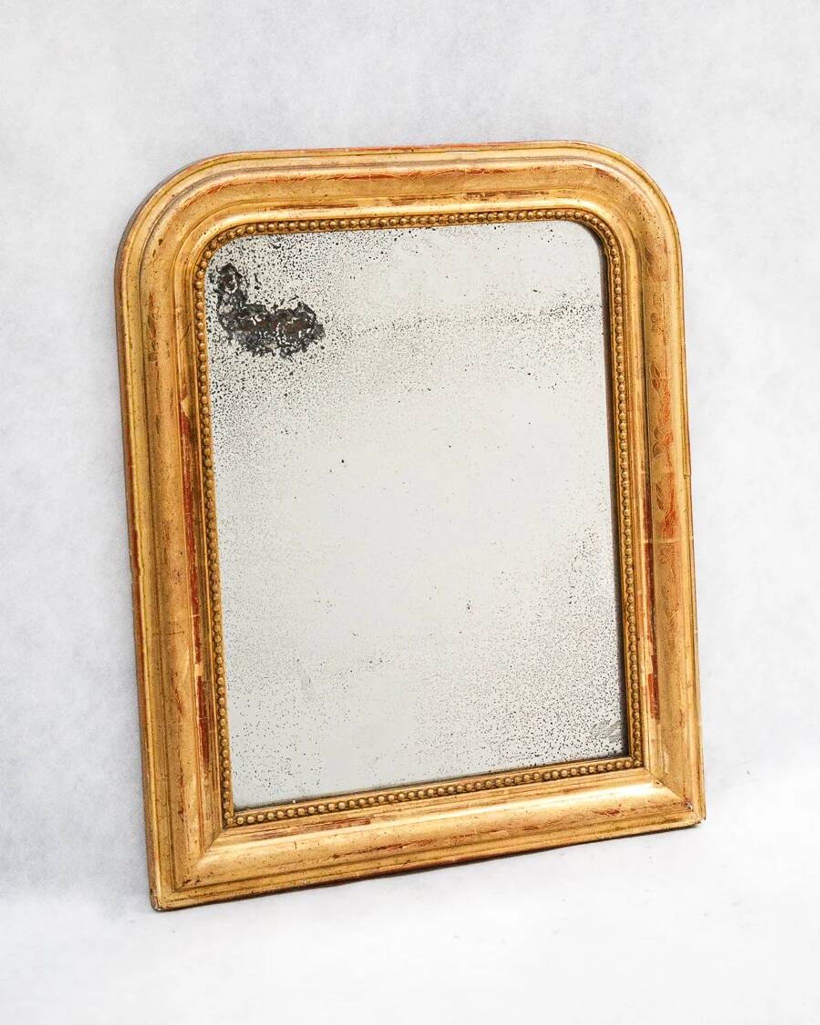 Ensemble de deux petits miroirs Louis-Philippe français dorés rouge du XIXe siècle